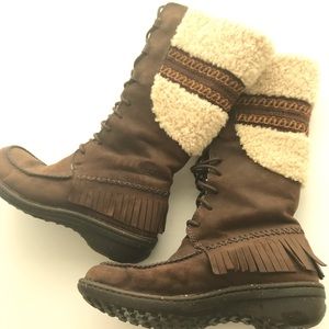 Ugg sheepskin-lined lace up boots size 8/eur 39